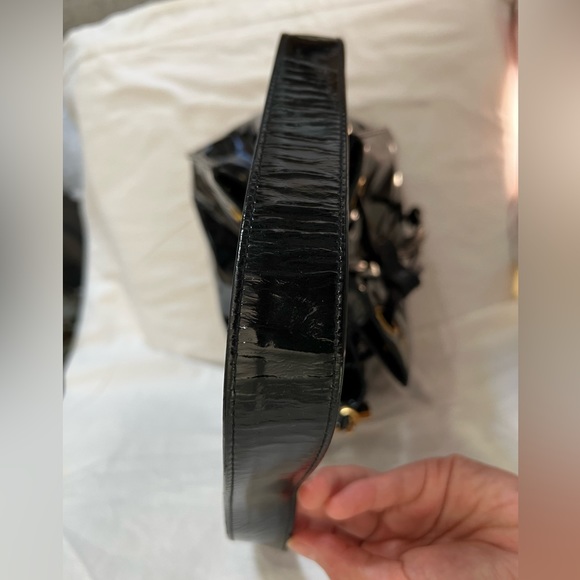 ✨Authentic Chanel Vintage Drawstring CC Bucket Patent Leather Bag✨ - Picture 15 of 16